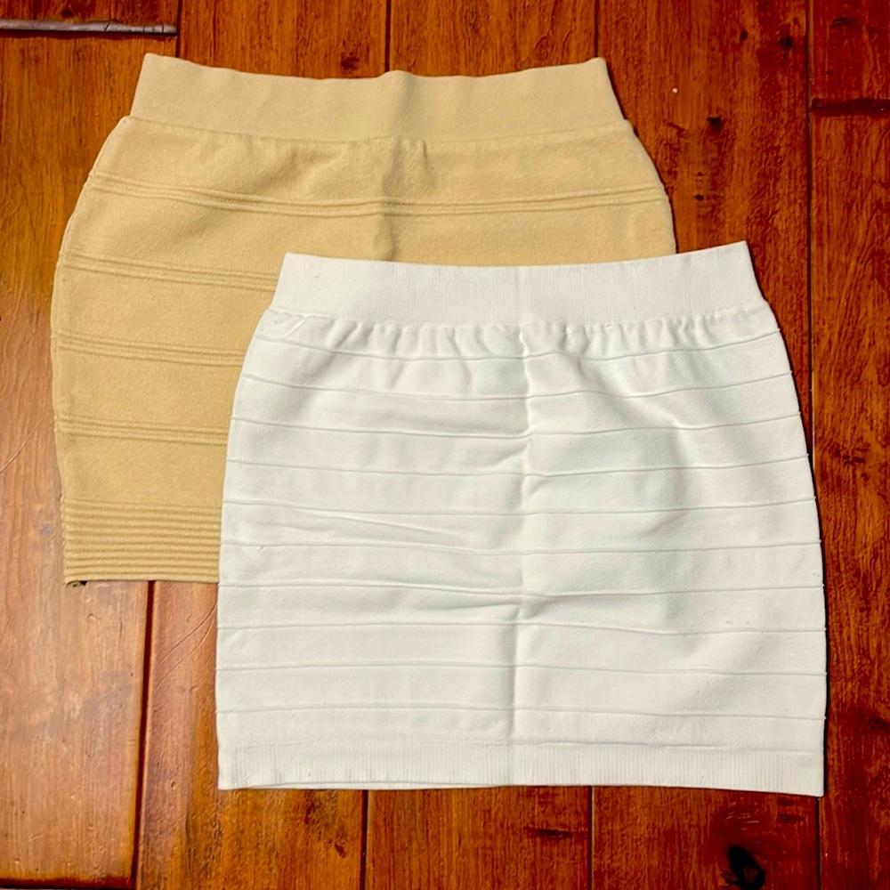 Set of 2 very fitting mini skirts - stretchable